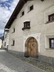 Engandiner Häuser im oberen alten Dorfteil von Scuol